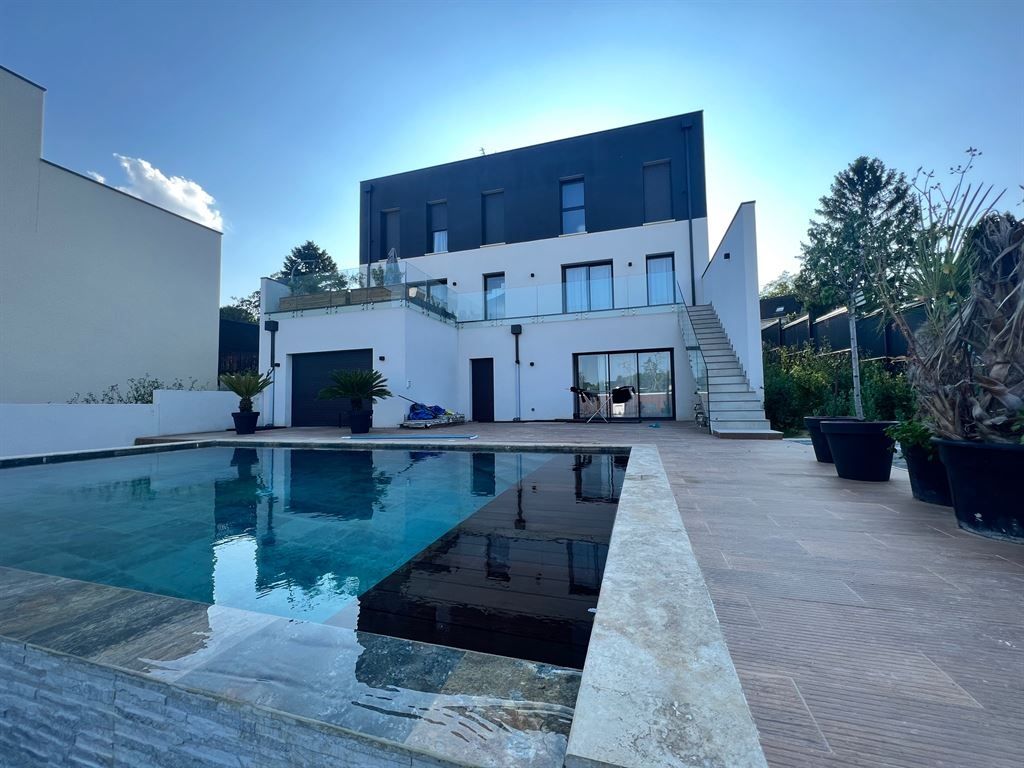 contemporary house 7 rooms for sale on BAILLY ROMAINVILLIERS (77700) - See details